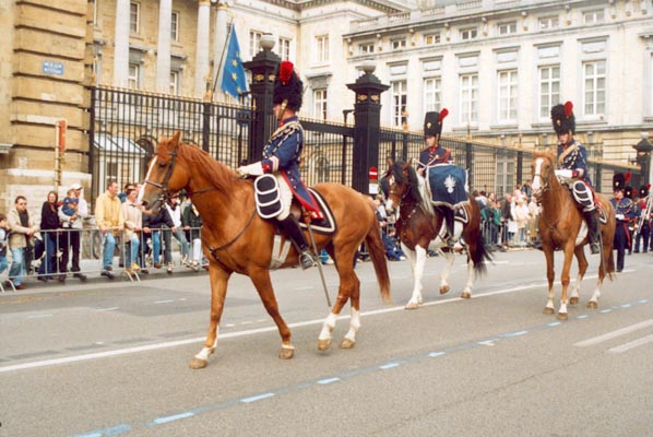 Thierry Bl. ,le Timbalier et Gérard escortant la musique de la gendarmerie de 1830.         (Photo Mme Frippiat)    Remarquer que les rènes du cheval du Timbalier sont reliées aux étriers pour lui permettre d'utiliser ses 2 mains.