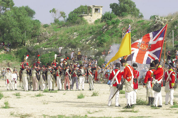 Pendant qu'un bataillon de chasseurs maltais s'apprête à ouvrir le feu, la cavalerie attend son tour de rentrer en action.